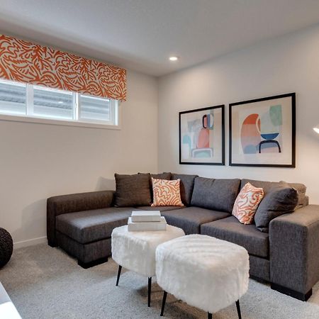 Spacious Modern Home With King Bed & Office Calgary Exterior photo