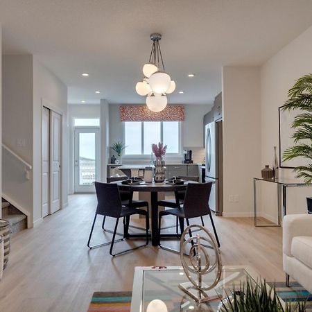 Spacious Modern Home With King Bed & Office Calgary Exterior photo