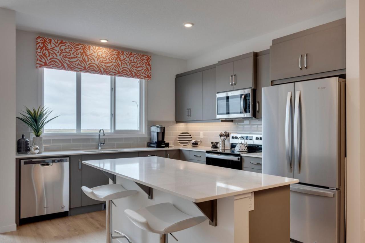 Spacious Modern Home With King Bed & Office Calgary Exterior photo