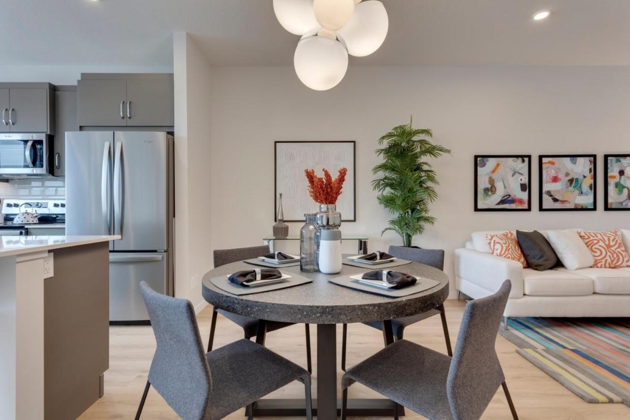 Spacious Modern Home With King Bed & Office Calgary Exterior photo